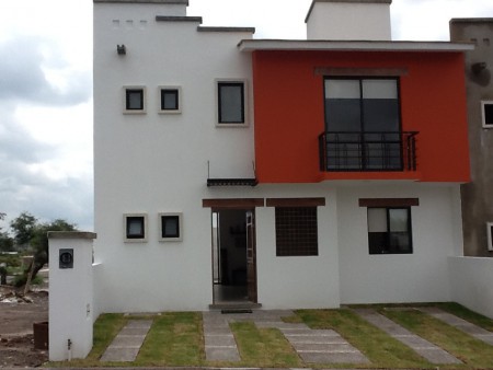 CASA FRENTE A UN PARQUE $1,300,000